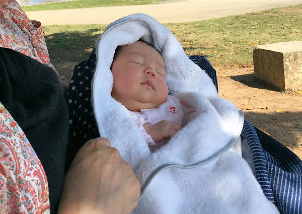 生後2ヶ月の赤ちゃんとお出かけ 外気浴の服装 持ち物 注意点 Yuki Co Yuki ユキコユキ