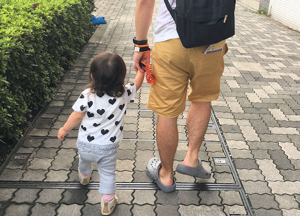 迷子紐を手首につければ安心 実際に使って1歳児と散歩してみた Yuki Co Yuki ユキコユキ