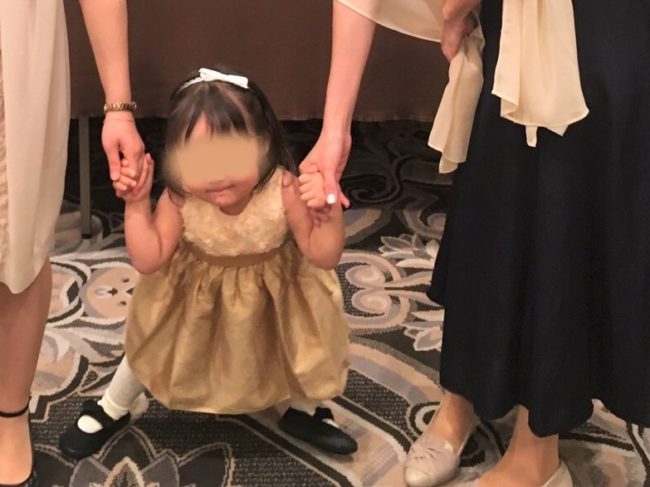 結婚式に子連れ出席 2歳女の子の服装 髪型 靴の選び方 Yuki Co Yuki ユキコユキ